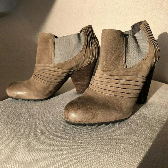 VINCE CAMUTO 11 Bronco Ankle Bootie Heeled Pleated - Picture 2 of 8